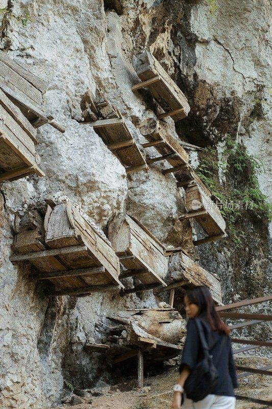 年轻的亚洲妇女探索古代吊葬遗址Kete Kesu Toraja